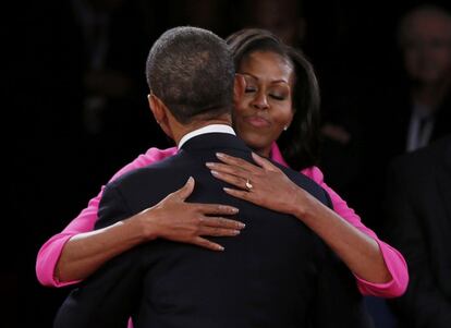 Michelle Obama abraza a su marido tras el debate.