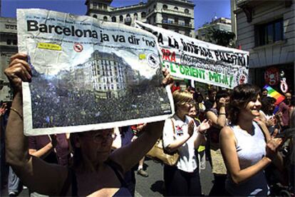 Manifestantes convocados por la Plataforma Aturem la Guerra, ayer, en la Via Laietana de Barcelona.