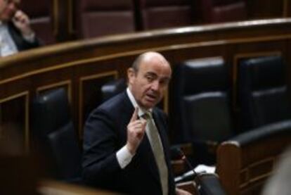 Luis de Guindos en un pleno del Congreso de los Diputados.  