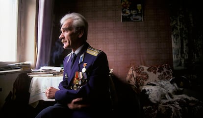 Retrato del antiguo teniente coronel soviético Stanislav Petrov tomado en 1999. Petrov evitó un desastre nuclear en 1983. 