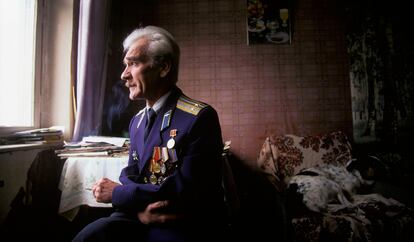 Retrato del antiguo teniente coronel soviético Stanislav Petrov tomado en 1999. Petrov evitó un desastre nuclear en 1983. 