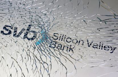 Logo del Silicon Valley Bank visto a través de un cristal quebrado.