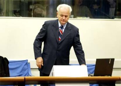 Milosevic afronta más de 60 cargos por crímenes de guerra y crímenes contra la humanidad por su presunto papel en las guerras en Croacia, Bosnia y Kosovo.