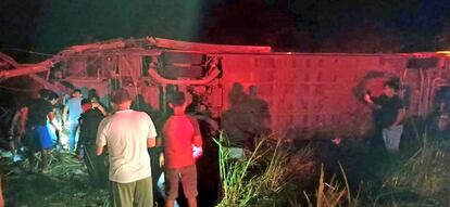 El autobús volcado en el accidente en Ecuador, esta noche.