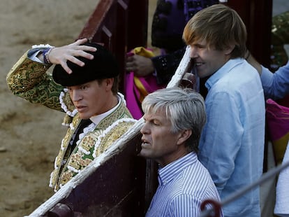 Borja Jiménez, en la plaza de Tafalla; detrás de él, Juan Antonio Ruiz Espartaco y su hermano Javier.