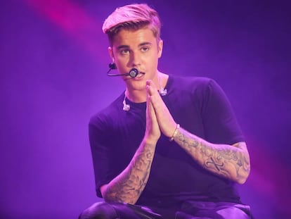 Justin Bieber con gesto de disculpa durante un concierto en Los Ángeles (2015).