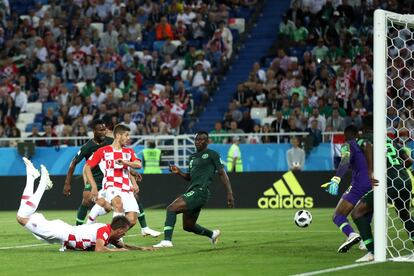 Oghenekaro Etebo de Nigeria, anota en propia puerta un gol que subirá al marcador de Croacia