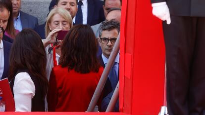 Momento en el que se ha impedido al ministro de Presidencia, Felix Bolaños subir a la tribuna del acto cívico militar por el Dos de Mayo, Día de la Comunidad de Madrid.