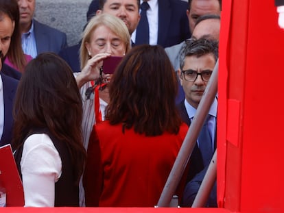 Momento en el que se ha impedido al ministro de Presidencia, Felix Bolaños subir a la tribuna del acto cívico militar por el Dos de Mayo, Día de la Comunidad de Madrid.