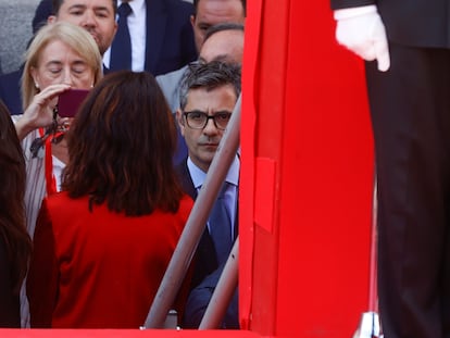 Momento en el que se ha impedido al ministro de Presidencia, Felix Bolaños  subir a la tribuna del acto cívico militar por el Dos de Mayo, Día de la Comunidad de Madrid.