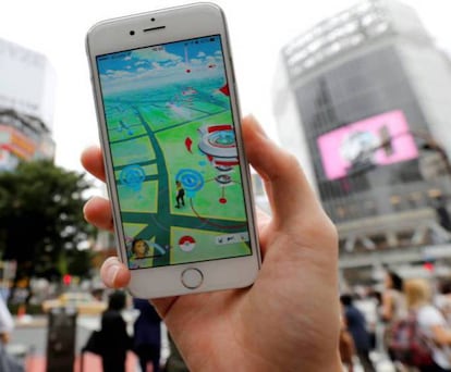 <p><a href="https://elpais.com/tag/pokemon_go/a">Pokémon Go</a> supuso el estallido temprano y la popularización de la realidad aumentada (RA), en la que elementos virtuales se superponen en un entorno físico añadiendo información y contexto. El videojuego lanzado por Niantic en 2016 ha logrado hasta el momento más de 1.000 millones de beneficio con 750 millones de descargas, según la consultora especializada Apptopia. Pero los expertos consideran que su caso es solo la punta del iceberg. Otra consultora, Digi-Capital, prevé que el mercado de la realidad aumentada crezca hasta los <a href="https://www.digi-capital.com/news/2017/01/after-mixed-year-mobile-ar-to-drive-108-billion-vrar-market-by-2021/#.WduxcDuLncs">80.000 millones de euros en 2021</a>, muy por encima de los 20.000 millones que calcula para la realidad virtual. Las grandes tecnológicas ya apuestan claramente por sus posibilidades. Apple y Google han lanzado en septiembre sus kits para desarrolladores (ARKit y ARCore, respectivamente) y emplean cada vez más recursos en crear aplicaciones para extender su uso en móviles y tabletas. La revolución de la realidad aumentada quiere llegar a todos los sectores y sacar la tecnología de las pantallas para hacerse cada vez más cómoda en gafas, cristales de coche o en nuestros propios ojos.</p>