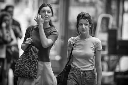 Louise Chevillotte (izquierda) y Esther Garrel, en 'Amante por un día'.