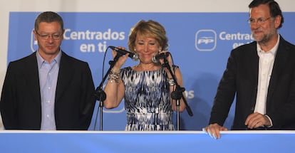 Mariano Rajoy, líder del PP, junto a los candidatos del partido a la alcaldía de Madrid y la presidencia de la Comunidad en las elecciones del 22M, Alberto Ruiz-Gallardón y Esperanza Aguirre, celebrando en la sede madrileña de Génova su victoria electoral el 22 de mayo de 2011.