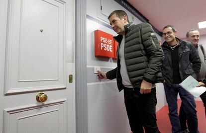 Arnaldo Otegi, junto al parlamentario de EH Bildu Julen Arzuaga, llama a la sede del PSE de Bilbao.