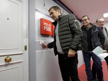 Arnaldo Otegi, junto al parlamentario de EH Bildu Julen Arzuaga, llama a la sede del PSE de Bilbao.