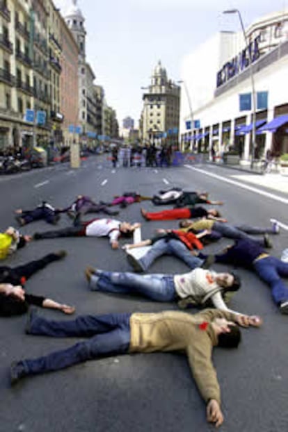 Militantes pacifistas tendidos sobre el asfalto de la calle Pelai en Barcelona. Cincuenta mil estudiantes tomaron las calles de la Ciudad Condal para protestar por el inicio de la guerra en Irak.