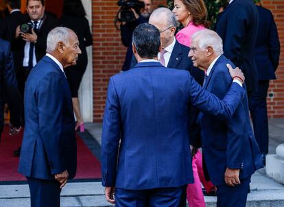 Desde la izquierda,  Ahmed Aboul Gheit, secretario general de la Liga Árabe; Pedro Sánchez, presidente del Gobierno de España; Mohammad Mustafa, primero ministro de Palestina, y Josep Borrell, Alto Representante de la Unión Europea, este viernes en Moncloa.