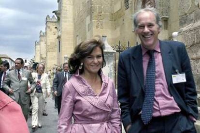 Carmen Calvo y José Weinstein, ayer en los alrededores de la Mezquita de Córdoba.