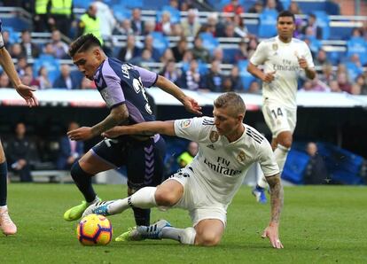 Leonardo Suárez y Toni Kroos, en un momento de la primera parte.