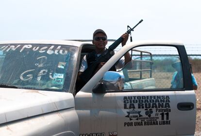 Un miembro del grupo de autodefensa de La Ruana.