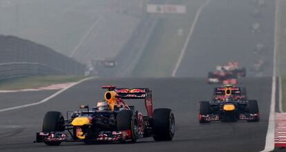 El Red Bull de Sebastian Vettel, por delante del de su compañero Mark Webber en el Gran Premio de India.