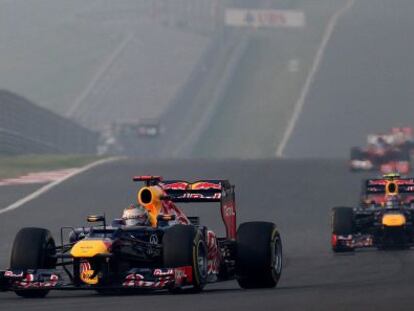 El Red Bull de Sebastian Vettel, por delante del de su compañero Mark Webber en el Gran Premio de India.