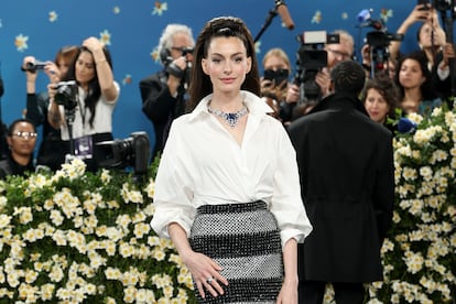 Görünüşe göre kıyafeti doğrudan Carolina Herrera'nın giydiği şeyleri taklit ediyor. Bu, Venezuelalı tasarımcının en yakın arkadaşı, 2023 yılında ölen ve serginin kahramanlarından biri olan Afrikalı-Amerikalı gazeteci André Leon Talley'e saygı duruşunun bir yoluydu.