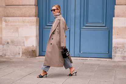 No es Phoebe Philo, pero nos podríamos imaginar a la exdirectora creativa de Céline (con tilde) luciendo un jersey de cuello alto similar combinado con abrigo largo y vaqueros. ¿Quién no se lo pondría, día tras día, este invierno?