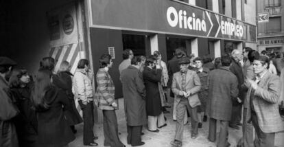 Colas en una oficina de empleo de Madrid en 1977.