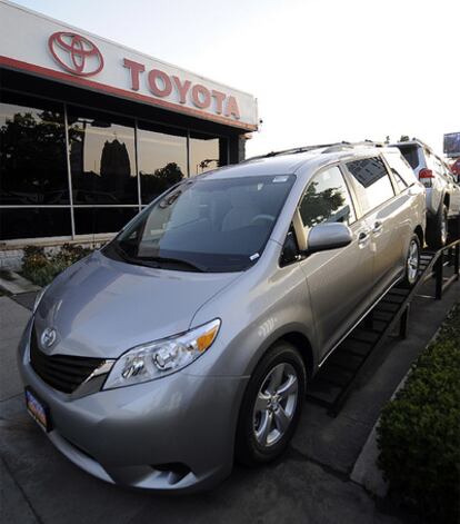 Un Sienna Minivan en un concesionario de Toyota en Hollywood, California, último modelo llamado a revisión.