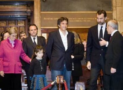 El príncipe Felipe y José Montilla, junto a la viuda, la nieta y el hijo de Solé Tura.