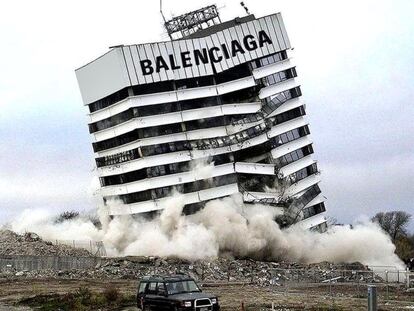 Montaje hecho por Gaetano Didio donde superpone el logo de Balenciaga a la implosión de un edificio.