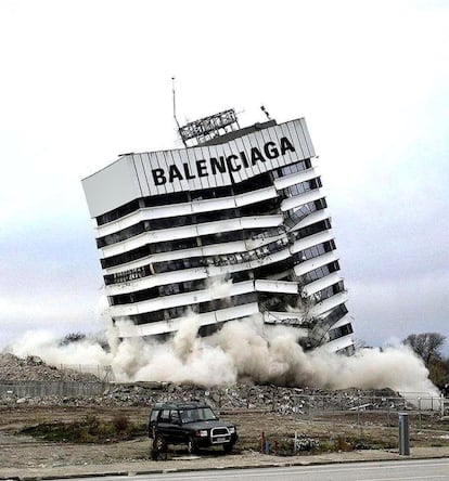 Montaje hecho por Gaetano Didio donde superpone el logo de Balenciaga a la implosión de un edificio.