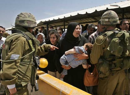 Soldados israelíes controlan el paso de palestinos en el puesto de control de Hawara, en las afueras de la ciudad cisjordana de Nablus.