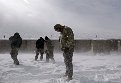 Los soldados estadounidenses tras ser dejados por un helicóptero en la base estadounidense de Jají, cerca de la frontera afgana-paquistaní, el 27 de enero 2008.