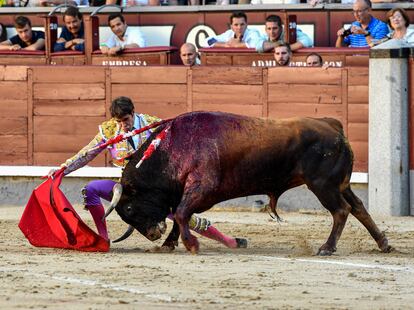 Fernando Plaza, por bajo en el inicio de la faena de muleta a su primero.