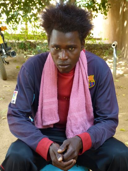 El senegalés Ali Siop es una de las miles de personas que emprenden la ruta a Europa a través del Sáhara. Viajó en un camión de Agadez (Níger) a Libia, donde que fue encarcelado y maltratado. “Ví mucha gente muerta en el Sáhara”, declara.