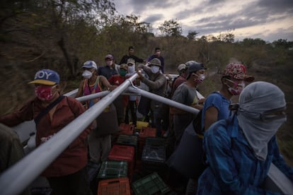 A emergência mundial da covid-19 causou estragos em El Salvador. Comunidades inteiras passaram fome e saíram às ruas em busca de caridade. Os hospitais entraram em colapso, e os cemitérios superaram sua capacidade. As ruas ficaram silenciosas e solitárias.