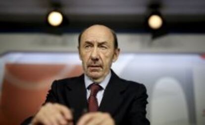 Declaracion institucional de Alfredo Pérez Rubalcaba en la sede del PSOE de la calle Ferraz para valorar la abdicación del Rey Don Juan Carlos.