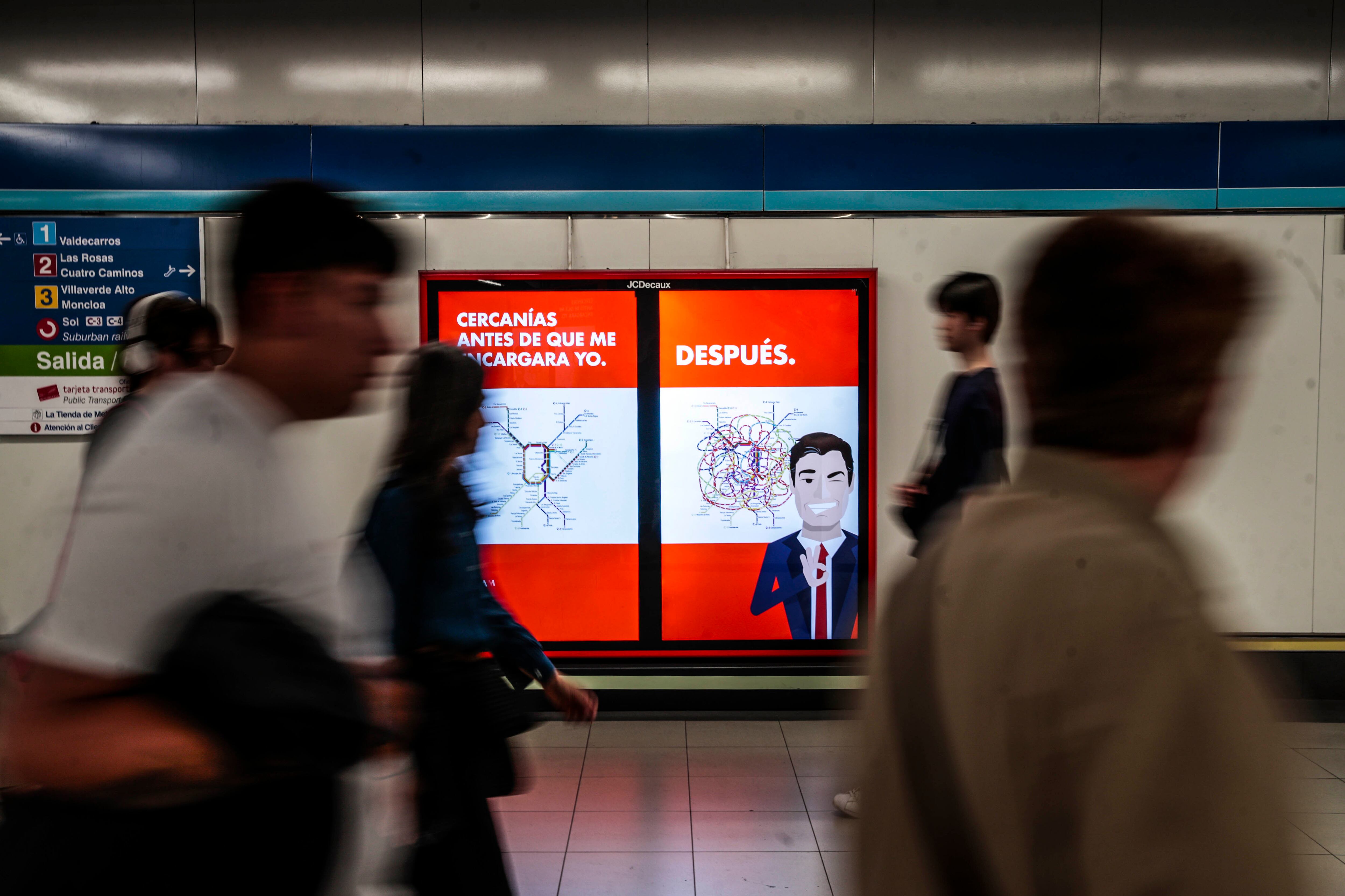 Dos paneles digitales en la estación de Sol.