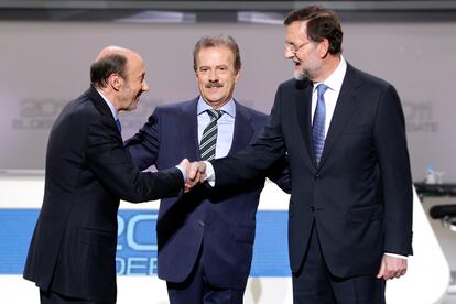 Los dos candidatos se saludan en presencia de Campo Vidal.