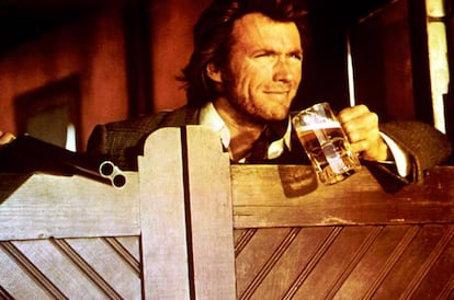 En el western 'Joe Kidd' (1972), Clint Eastwood prefiere que le sirvan su jarra de cerveza con una capa de espuma.