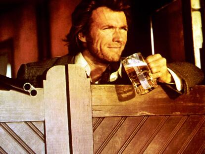 En el western 'Joe Kidd' (1972), Clint Eastwood prefiere que le sirvan su jarra de cerveza con una capa de espuma.