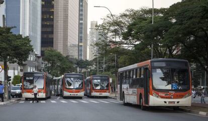 Ônibus bloqueiam avenida de São Paulo em protesto.