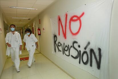 Uno de los pasillos del hospital de Torrevieja, este jueves.