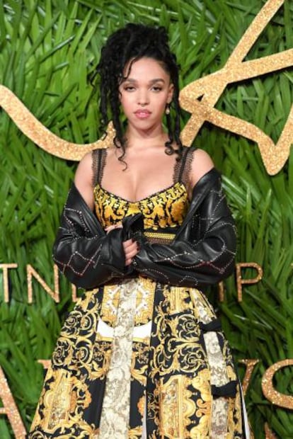 La cantante FKA Twiks acudió a los British Fashion Awards con un vestido de Versace que rendía homenaje a la historia de la marca.