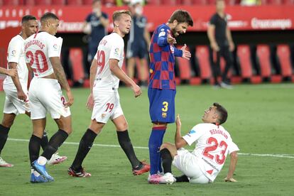 Piqué le protesta una acción a Reguilón durante el Sevilla-Barcelona.