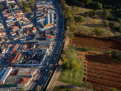 Covas no cemitério de Vila Formosa, na zona leste de São Paulo, próximo à área urbana.