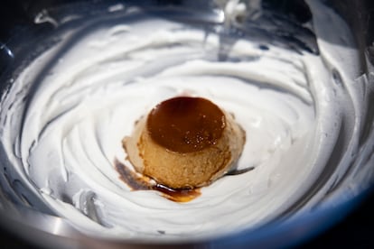 Flan de pimienta negra, con nata montada.