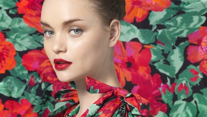 Túnica de seda estampada con flores rojas y verdes, enormes mangas ablusonadas y lazos en los hombros de Gucci. La modelo lleva la sombra de ojos Full Metal Shadow Grey y corrector Touche Éclat, de YSL.
En el pelo, champú Vitamino Color de S. Expert, de L’Oréal Professionnel.